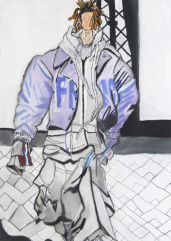 「ロゴが入ったうすむらさきのふくの男」