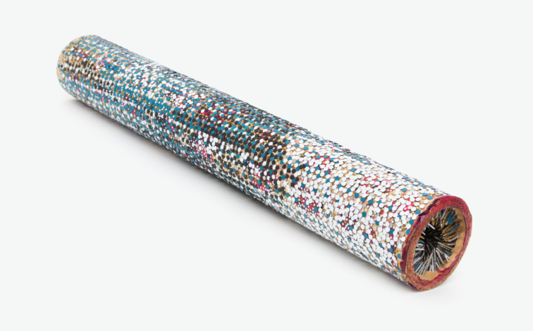 平田安弘「とうもろこし」紙管、ボンド、染料、アクリル絵具、釘　φ9.2x67.3cm